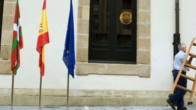 Las tres banderas en el Parlamento vasco.