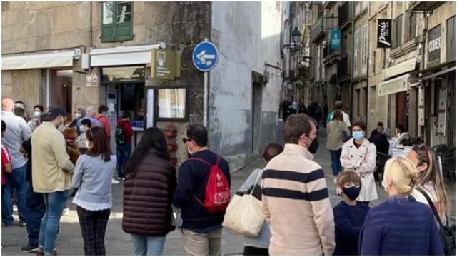 Colas ante la Administración número tres de Santiago, en Porta Faxeira.