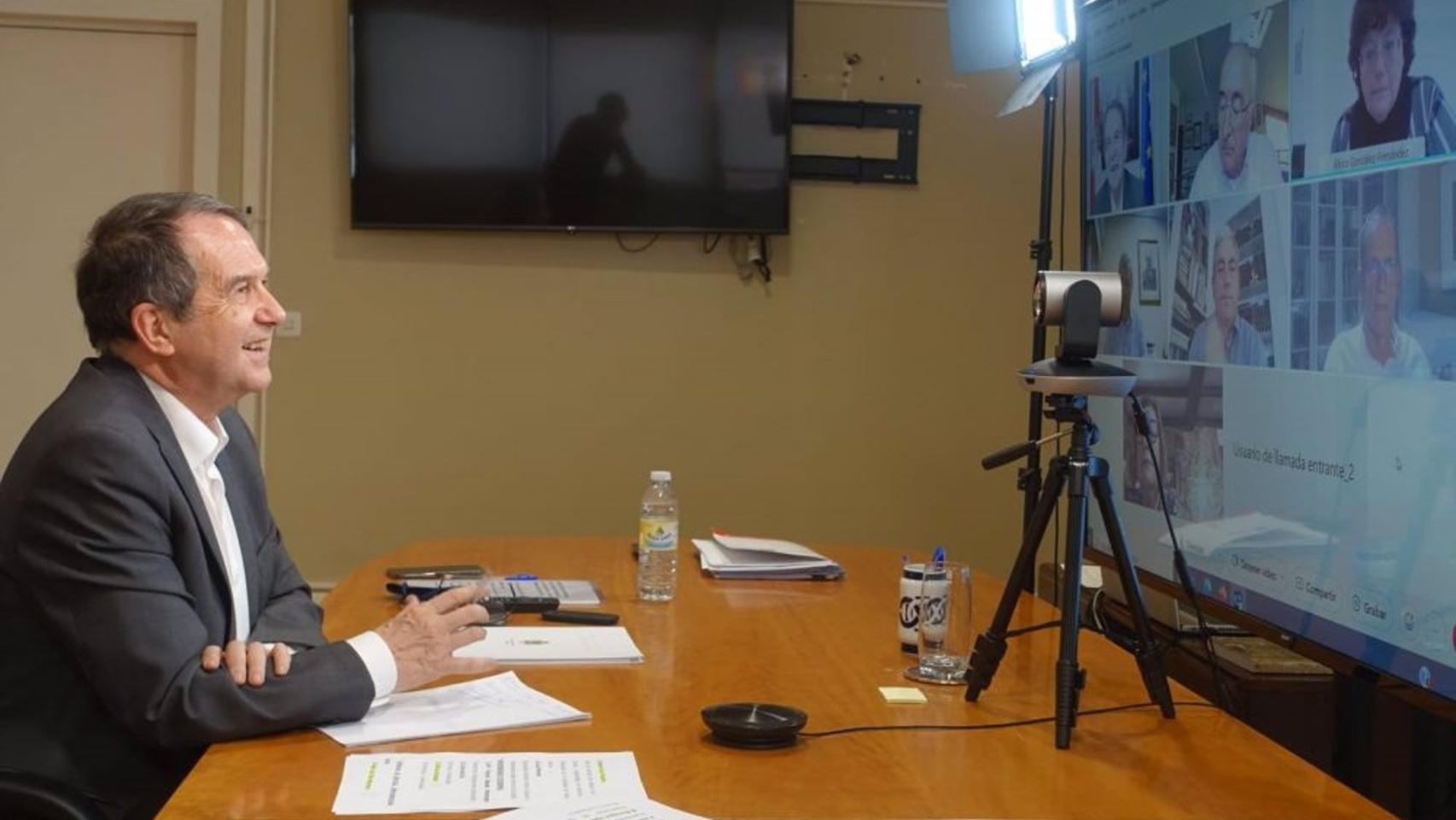 El presidente de la FEMP y alcalde de Vigo, Abel Caballero, durante la reunión.