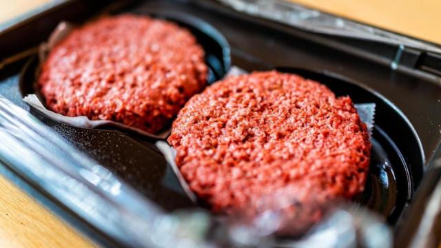 Unas hamburguesas envasadas.