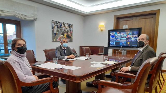 Rocío Lucas, consejera de Educación, durante la reunión