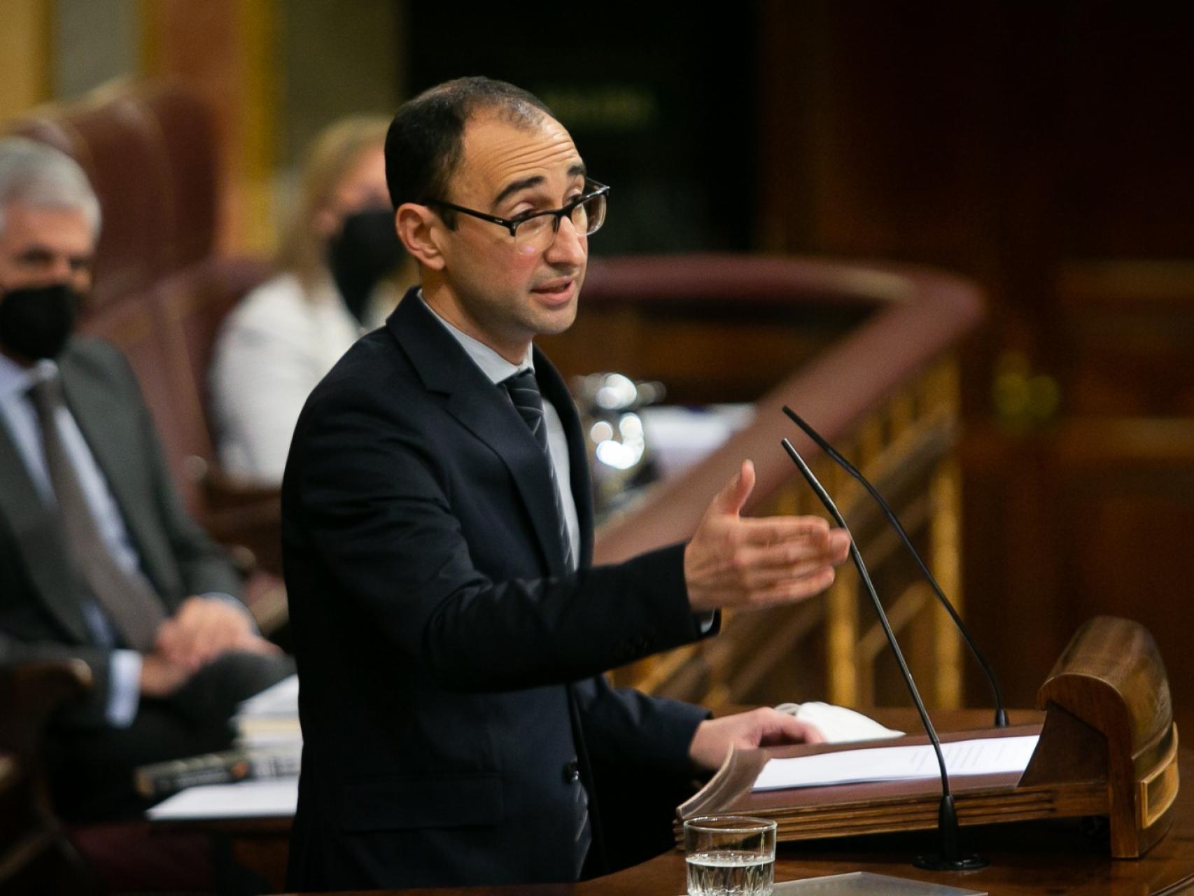 El diputado socialista por Salamanca, David Serrada, en la tribuna del Congreso