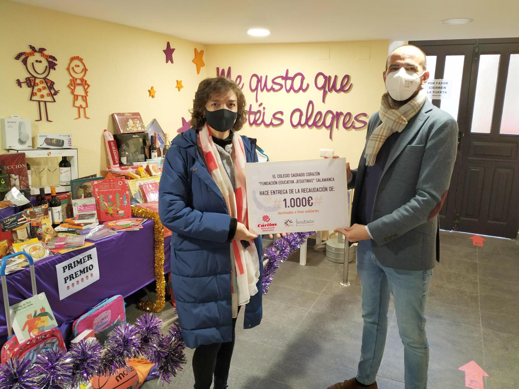 Entrega del cheque a Cáritas de Salamanca