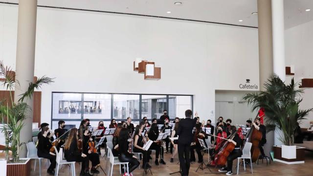 Concierto de la Orquesta Alana en el hall del nuevo Hospital de Salamanca