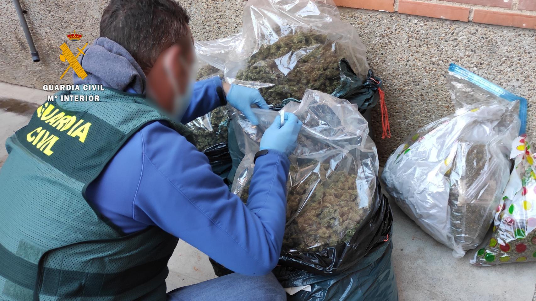 Guardia Civil con las bolsas