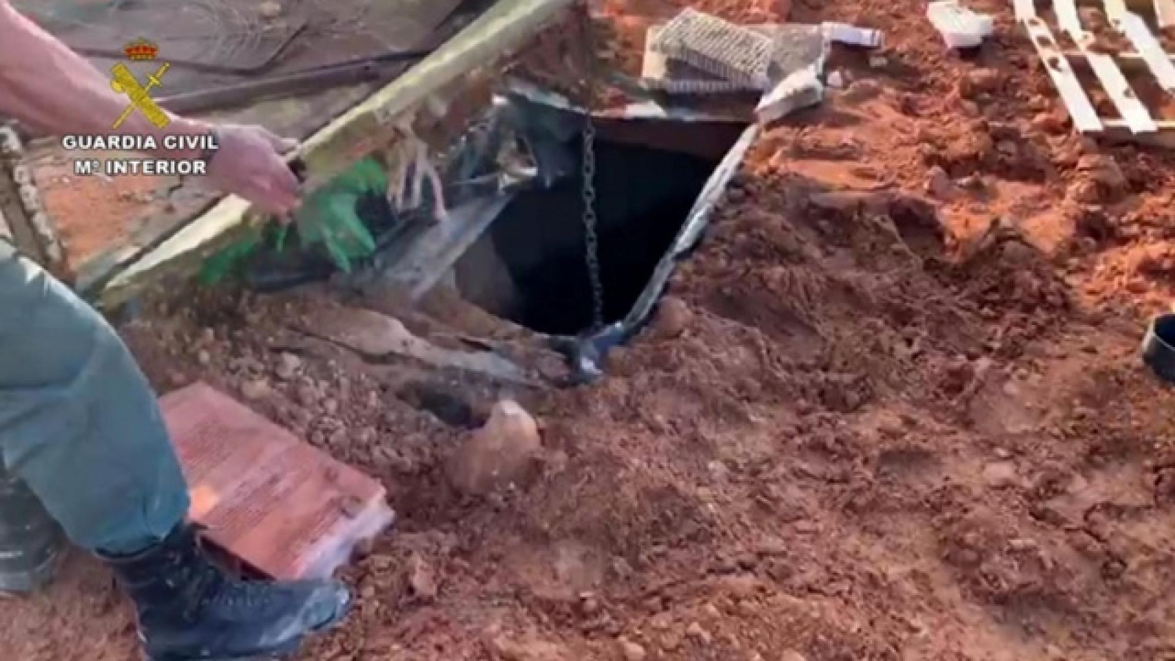 Un guardia civil destapa un pozo que esconde una desalobradora en una finca agrícola próxima al Mar Menor.