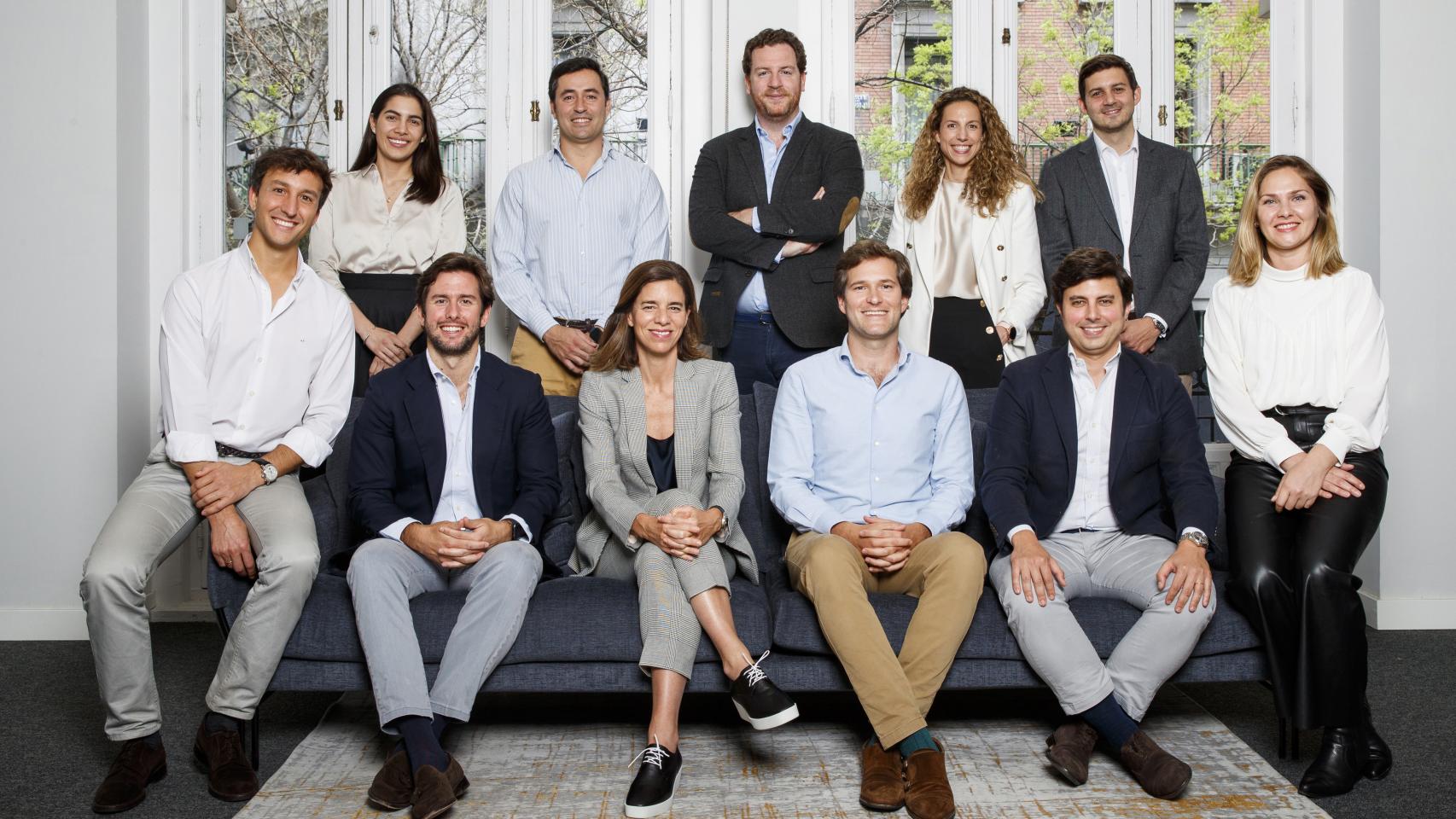 De izquierda a derecha, de pie: Cristina Alcocer, Inversora, Antonio Giménez de Córdona, Socio, Carlos Fisch, Director de Inversiones, Carolina Gijón, Directora Financiera Adjunta, Aris Xenofontos, Director de Inversiones. De izq a dcha sentados: Álvaro Troyano, Director de Comunicación, Pedro Arribas, Inversor, Beatriz González, Fundadora y Socia Directora, Pablo Pedrejón, Director de Inversiones, Juan González del Castillo, Director Financiero, y Eugenia Pochettino, Gerente de la Oficina.