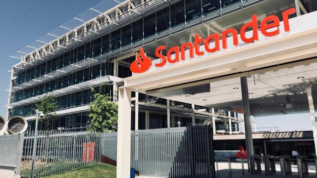 Entrada a unas oficinas de Banco Santander.