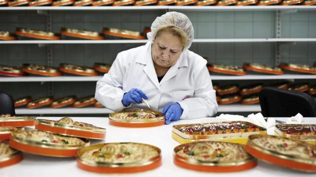 Una mujer haciendo anguilas de mazapán en Toledo.