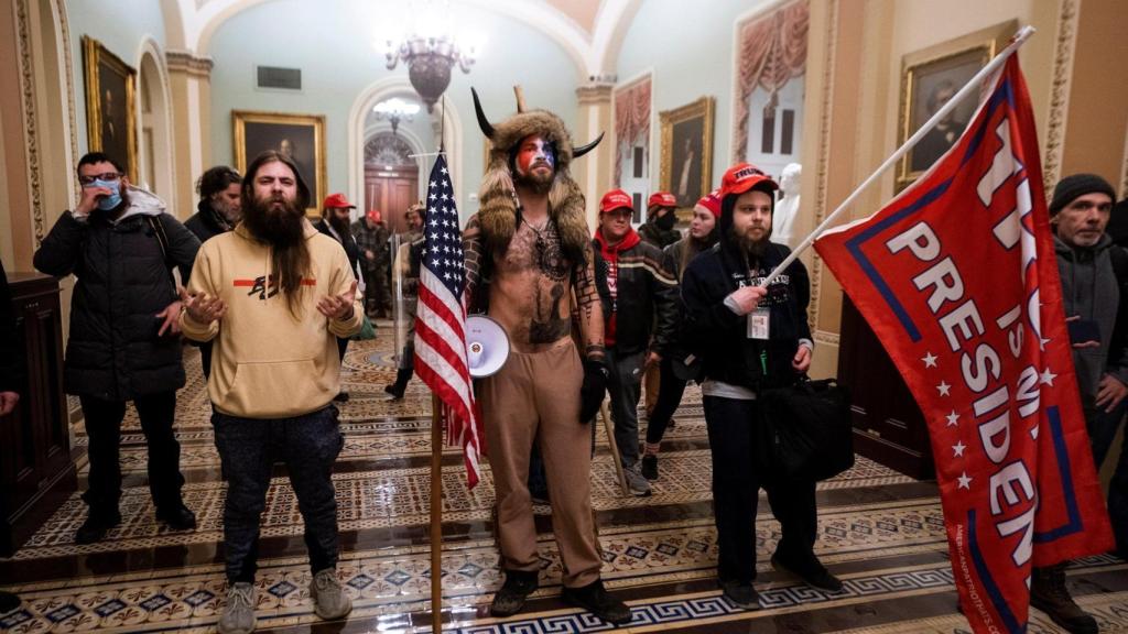 El bisonte de Qanon, Jacob Chansley, durante el asalto al capitolio el 6 de enero.