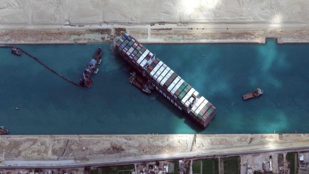 El Ever Given cuando se atascó en el canal de Suez.