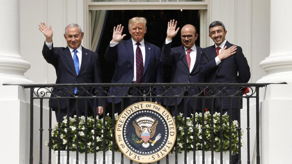 De i. a d, los firmantes de los Acuerdos de Abraham: el expresidente de Israel, Benjamin Netanyahu, el expresidente de EEUU, Donald Trump, El ministro de Asuntos Exteriores y Cooperación Internacional de los Emiratos Árabes Unidos, Abdullah bin Zayed,  Al Nahyan y Abdullatif bin Rashid Al Zayani, Secretario general del Consejo de Cooperación para los Estados Árabes del Golfo.
