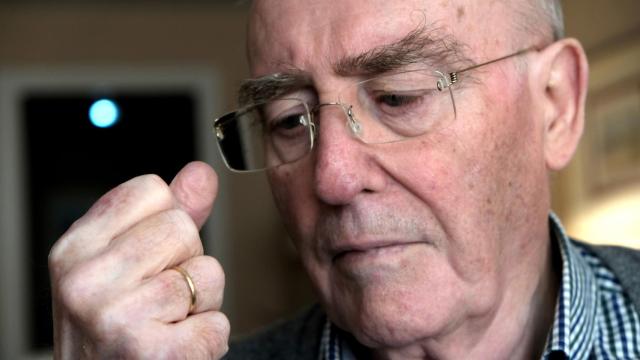 José Antonio mira la mano con la alianza de su mujer, tras recuperarla gracias a Twitter.