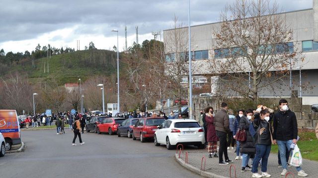 Una parte de la cola en el Hospital Clínico de Santiago.
