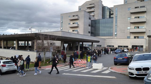 Las colas en el Clínico para someterse a una prueba PCR este miércoles.