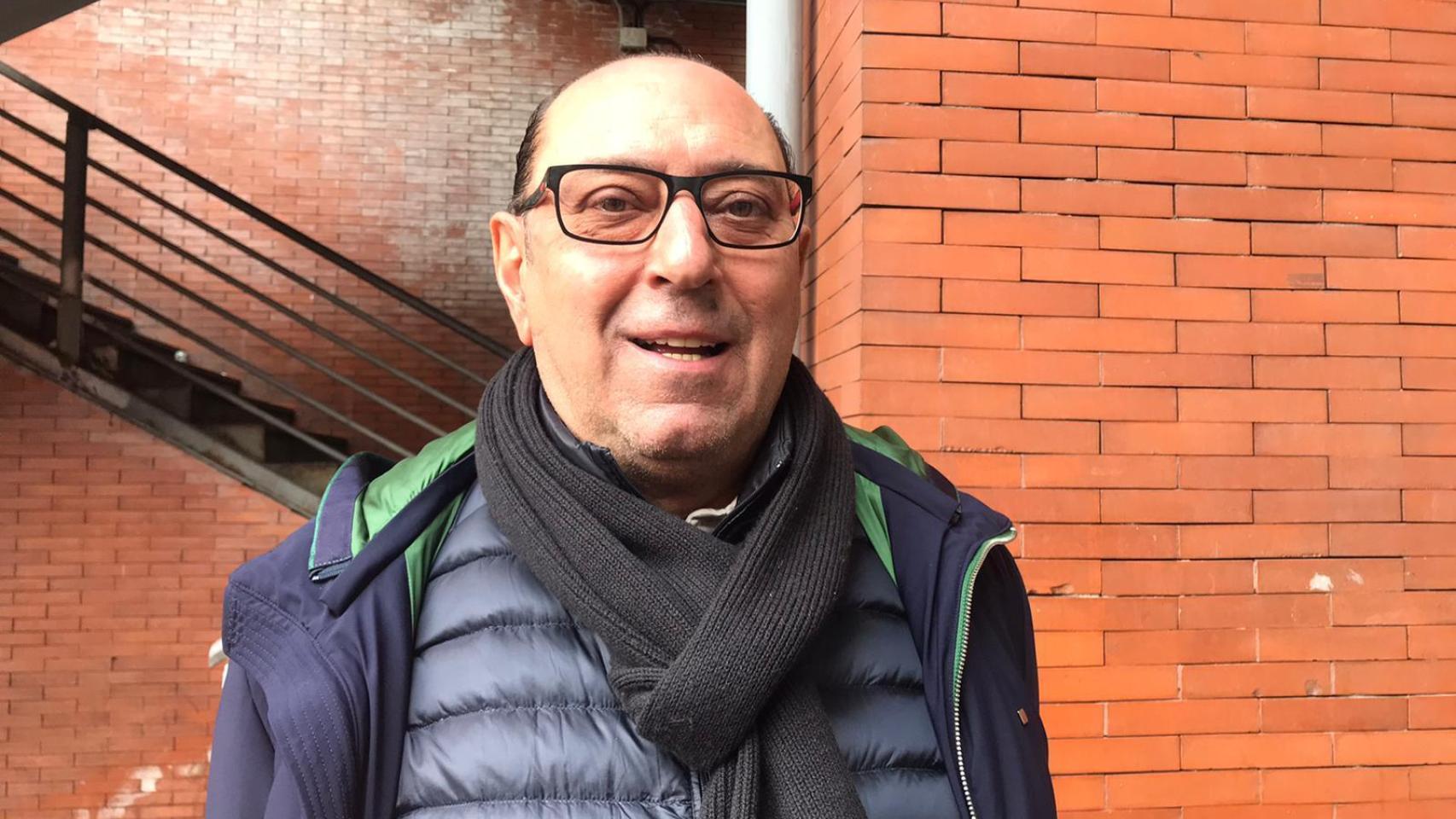 Javier García en la puerta de Atocha.
