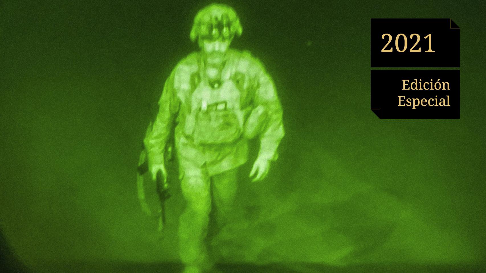 Jake Angeli, 'El Bisonte' que asaltó el Capitolio (I) / Chris Donahue, último soldado de EEUU en salir de Kabul (d).