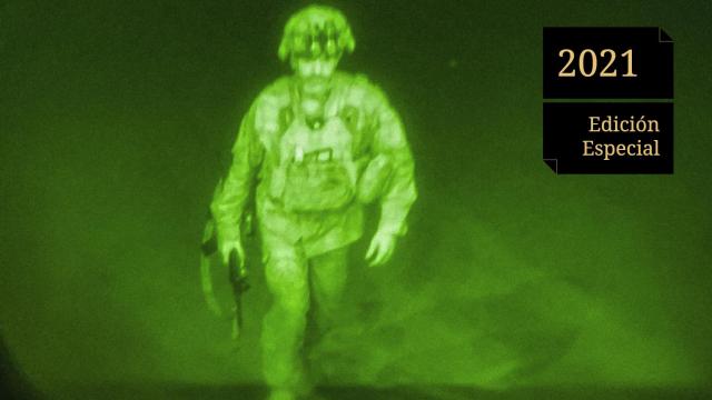 Jake Angeli, 'El Bisonte' que asaltó el Capitolio (I) / Chris Donahue, último soldado de EEUU en salir de Kabul (d).