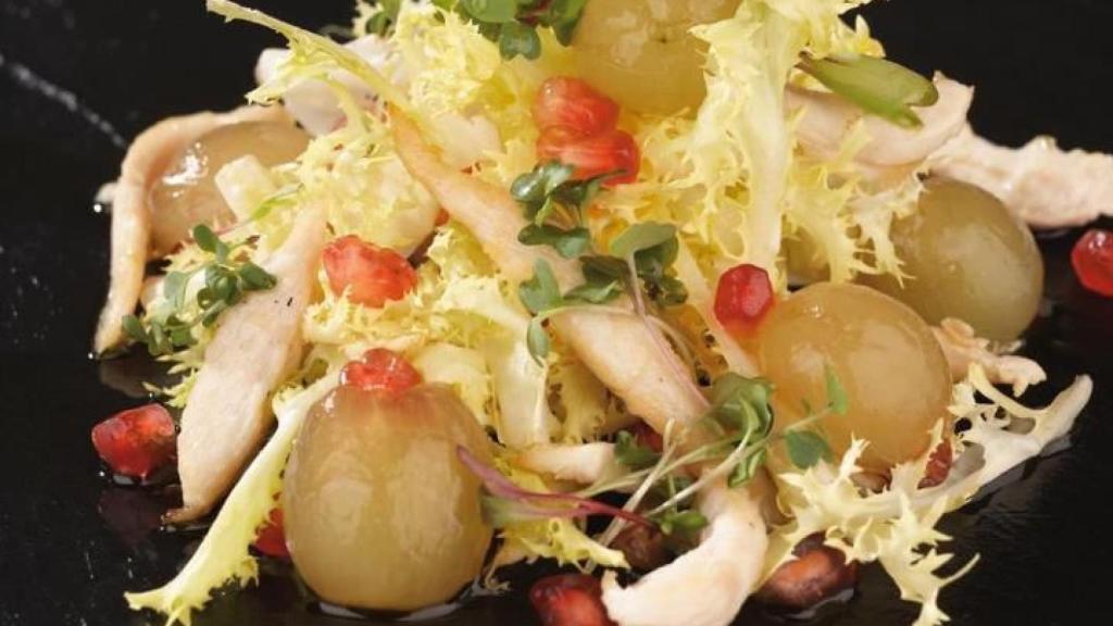 Ensalada con uva, granada y escarola.