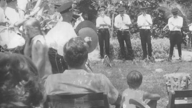 Banda de música actuando en el complejo de bungalows de Gerhard Bremer.