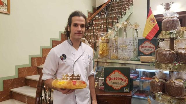 El confitero, Sergio González, con uno de los roscones que esconde en su interior el premio millonario