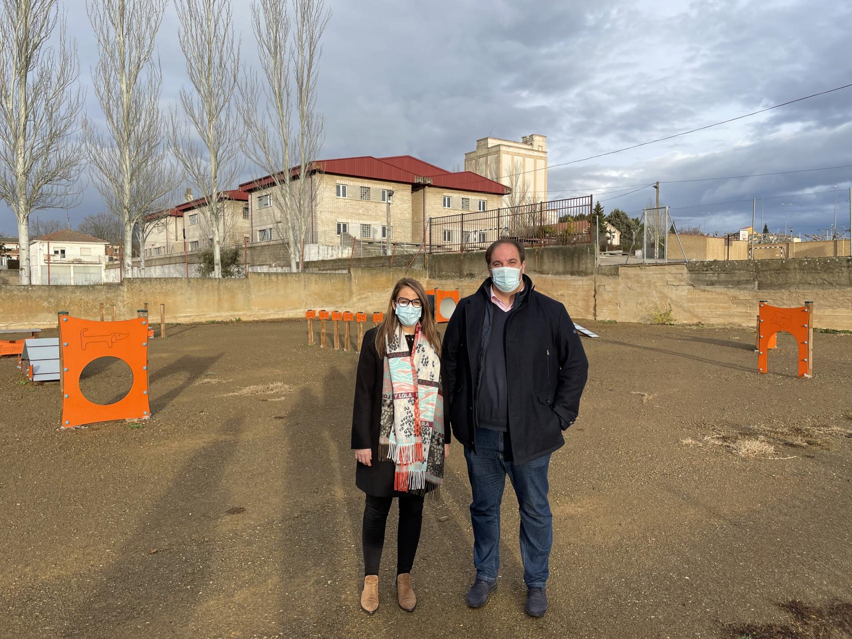 El alcalde de Guijuelo, Roberto Martín, y la concejala de Medio Ambiente, en el nuevo parque canino de Guijuelo