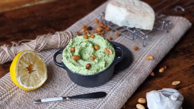 Dip de brócoli, macadamia y queso azul perfecto de aperitivo