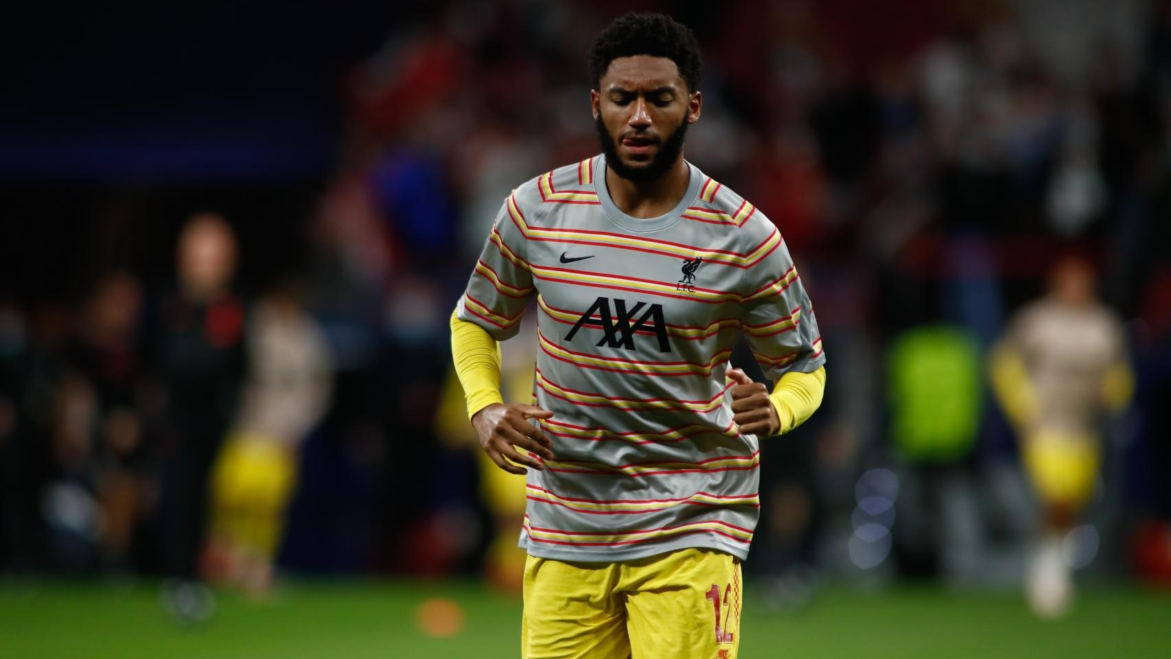 Joe Gomez, en el calentamiento de un partido del Liverpool FC.