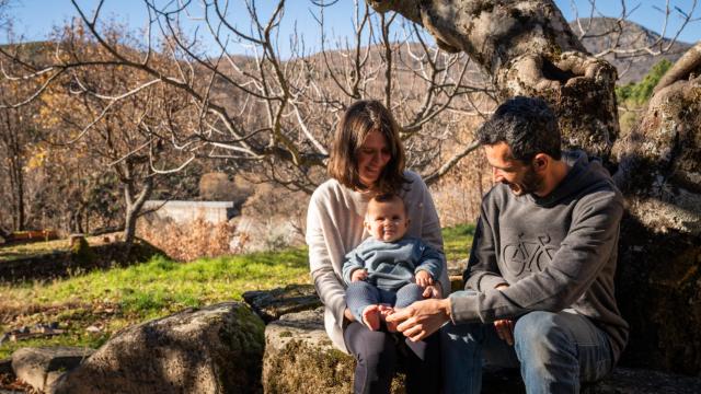 Alba Cervera, Eric Méndez y su hijo Leo en Villanueva de la Vera.