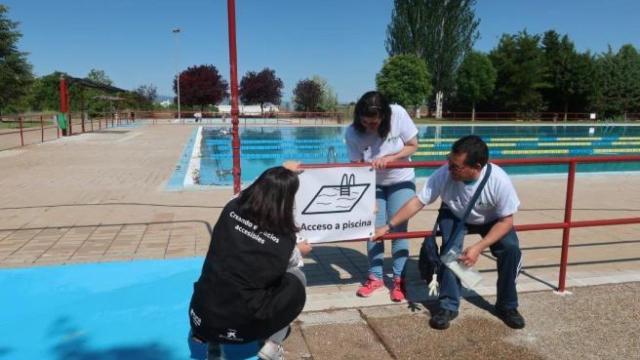 Señalización para convertir la piscina en una instalación con accesibilidad cognitiva.