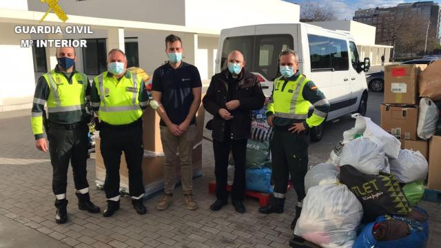 La Guardia Civil dona 750 kilos de productos de primera necesidad a la Fundación Padre Rubinos.