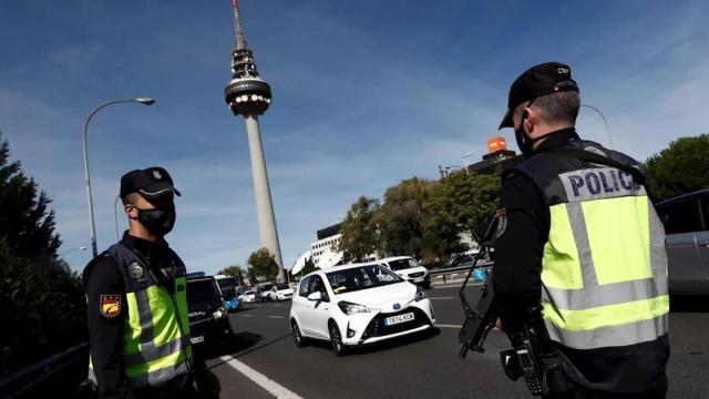 Control policial en una carretera, en una imagen de archivo.