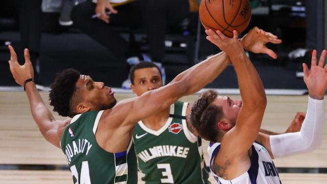 Giannis Antetokounmpo y Luka Doncic, durante un partido de la NBA.
