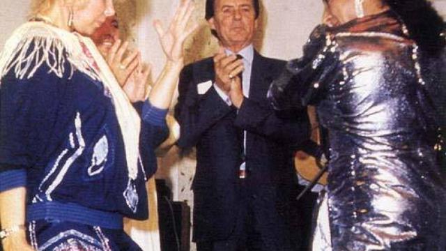 Cayetana de Alba y Lola Flores en plena faena.