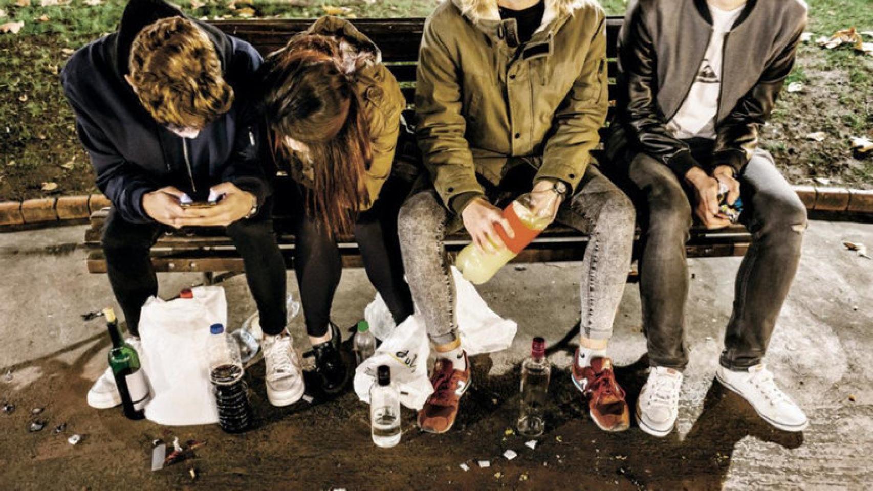 Un grupo de jóvenes haciendo botellón. EP