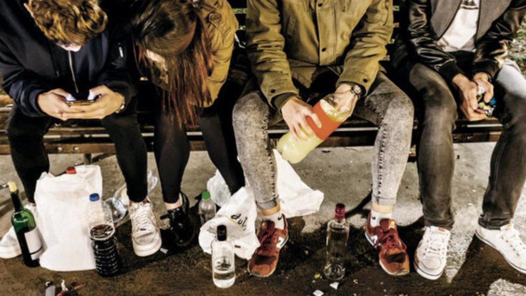 Un grupo de jóvenes haciendo botellón. EP