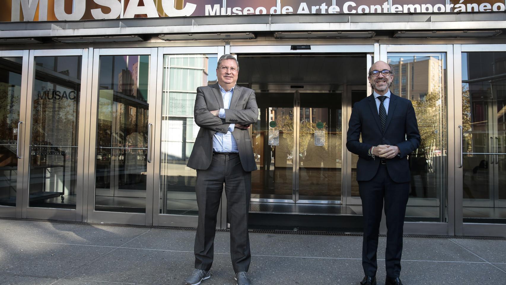 El exconsejero de Cultura, Javier Ortega; y el director del Musac, Álvaro Rodríguez Fominaya