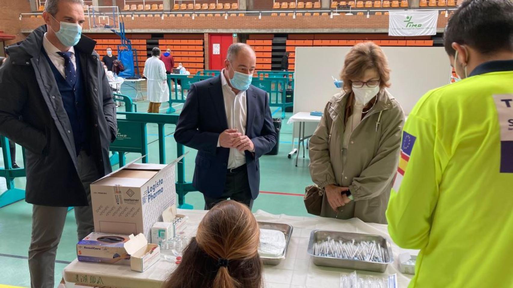 El alcalde de Albacete, Emilio Sáez, y delegada provincial de Sanidad, Blanca Hernández, han visitado este domingo el Servicio de Vacunación.
