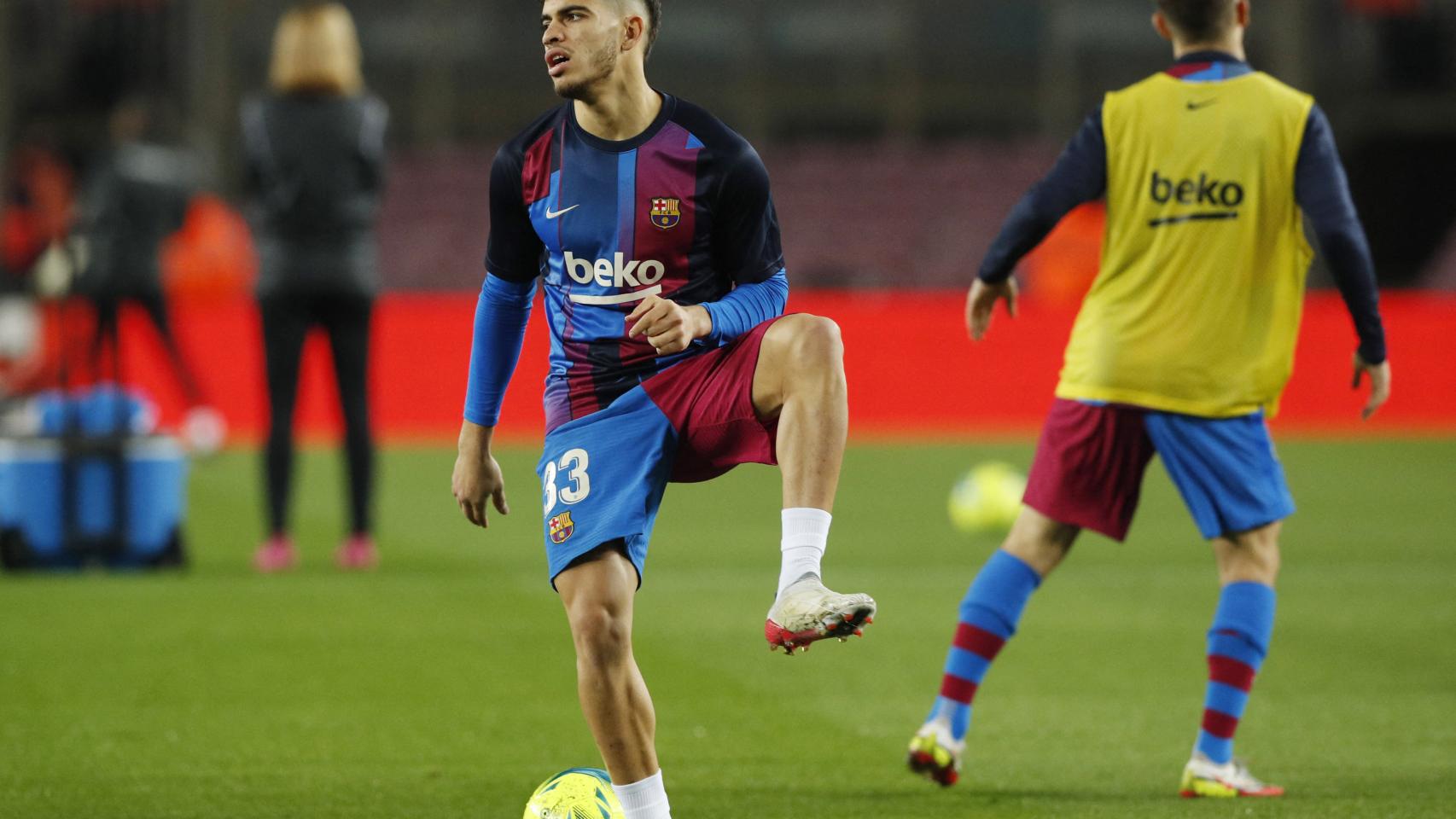Ez Abde calentando con el FC Barcelona