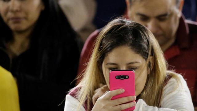 Joven con su teléfono móvil.