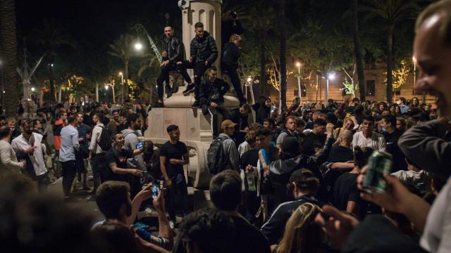 La gente sale a la calle en Barcelona para celebrar el primer día sin confinamiento, en mayo de 2021.