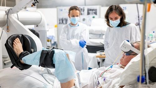 Paciente haciendo rehabilitación con realidad virtual en la UCI del Hospital del Mar.