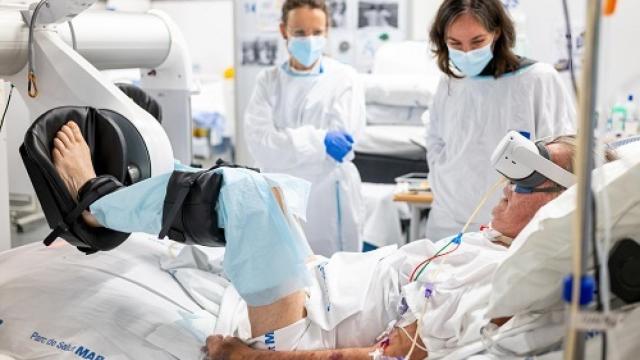 Paciente haciendo rehabilitación con realidad virtual en la UCI del Hospital del Mar.