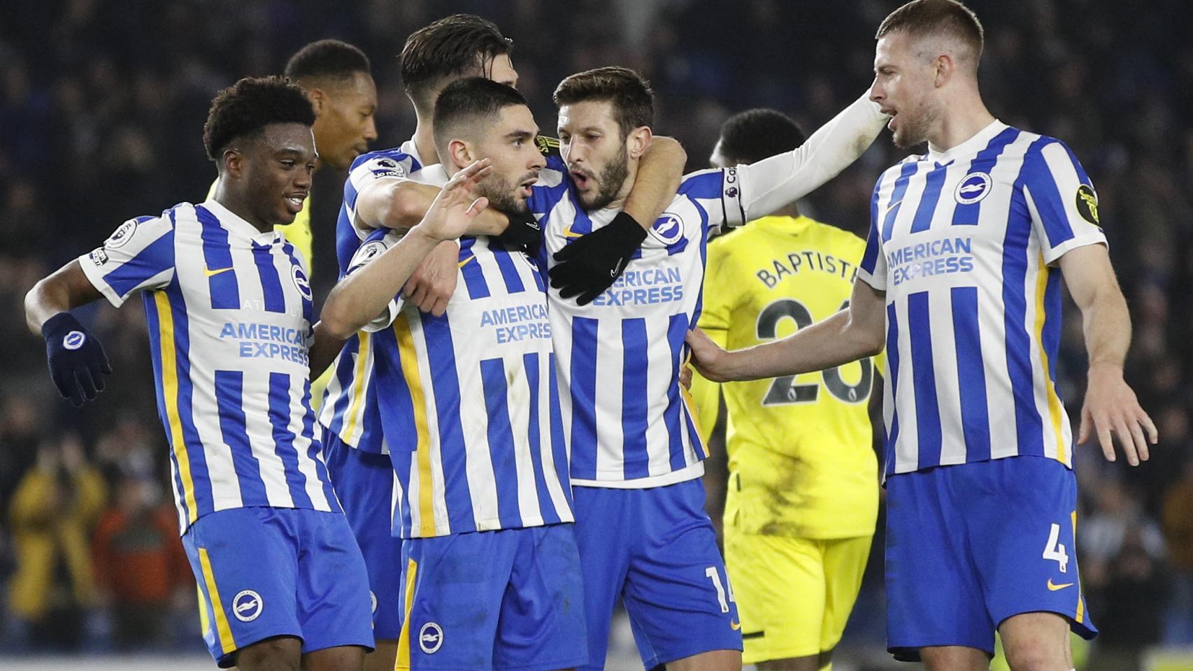Los jugadores del Brighton  celebrando un gol