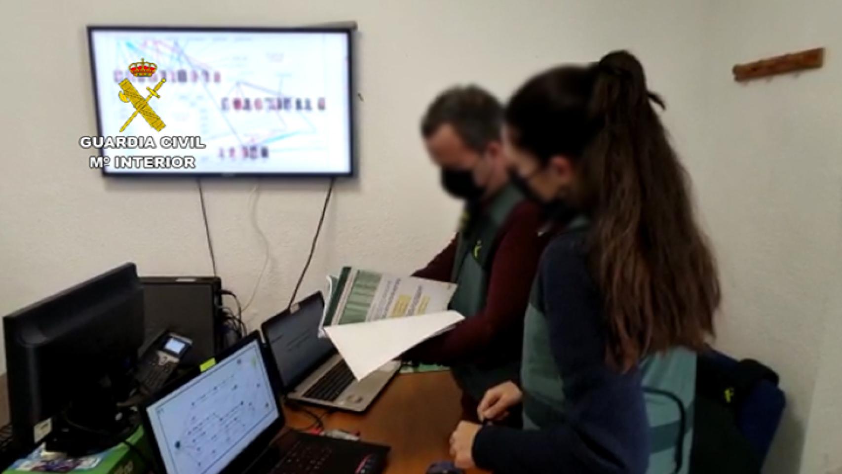 Agentes de la Guardia Civil trabajando en la operación Chirimata.
