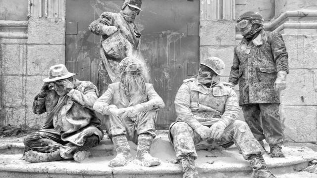 La historia del 'enfarinats', de cuando Ibi se cubría de harina y era gobernada por locos