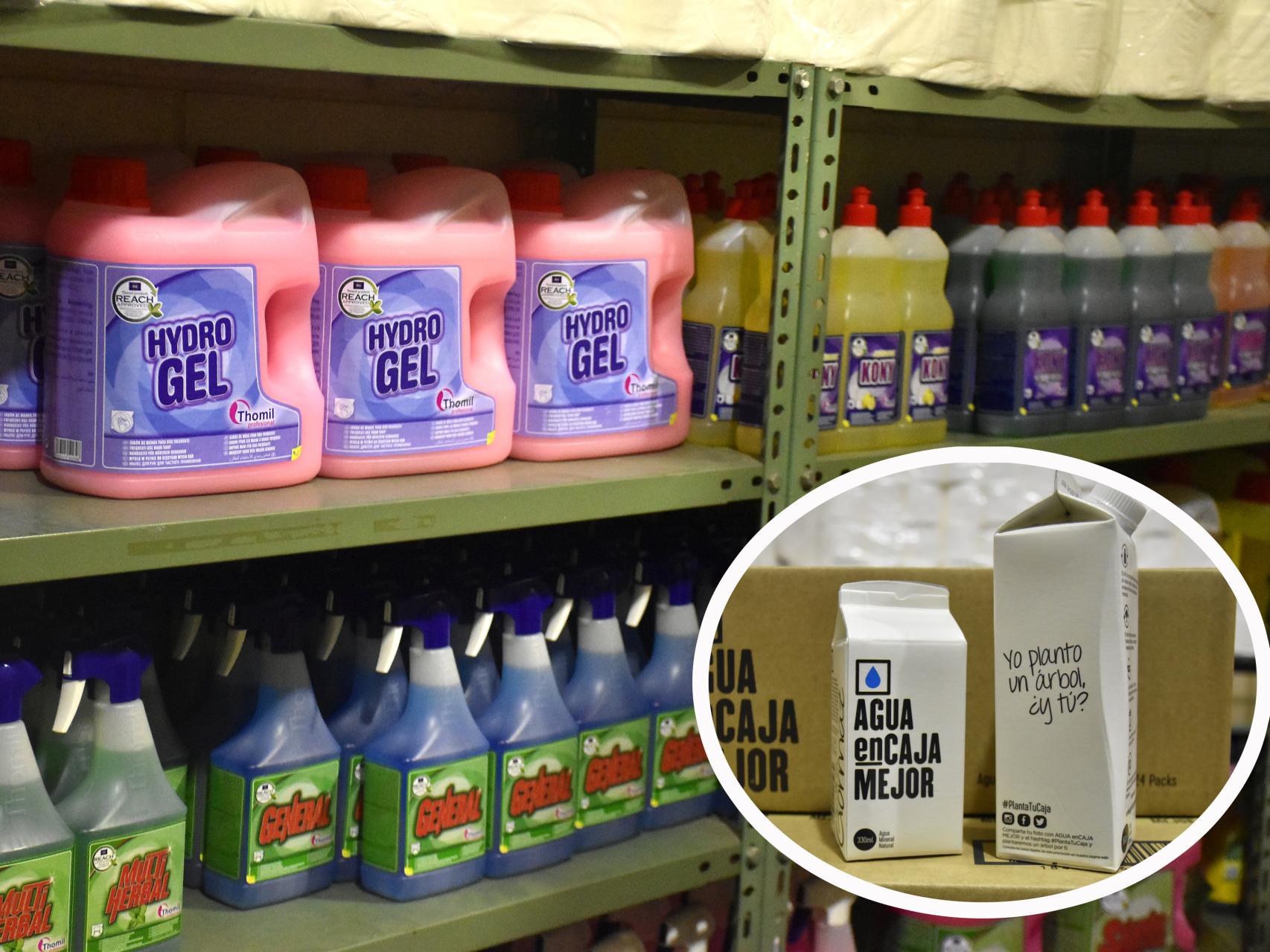 Productos de limpieza de Suministros Capitán junto al agua envasada con cartón