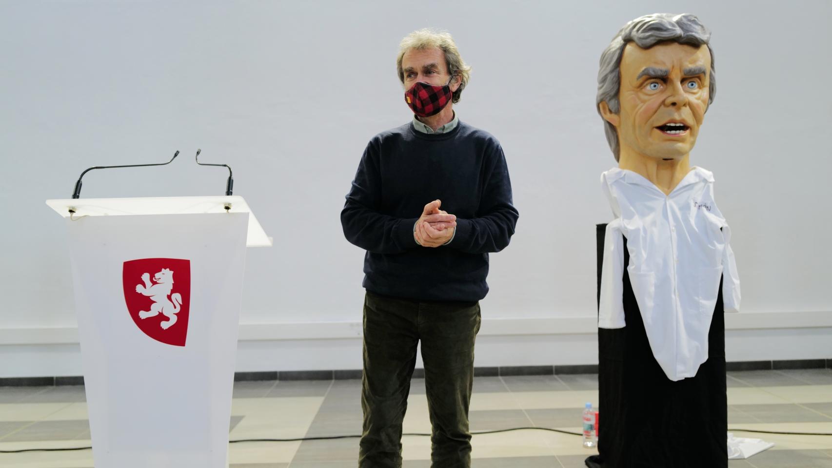 Fernando Simón, junto al cabezudo que en su honor ha hecho la Asociación de Cabezudos de Las Fuentes, de Zaragoza.