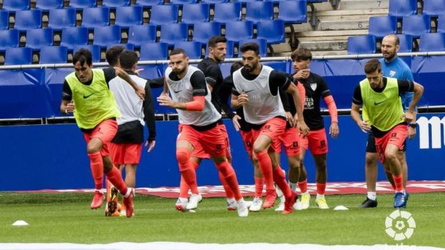 El Málaga CF, en el calentamiento ante el Oviedo.
