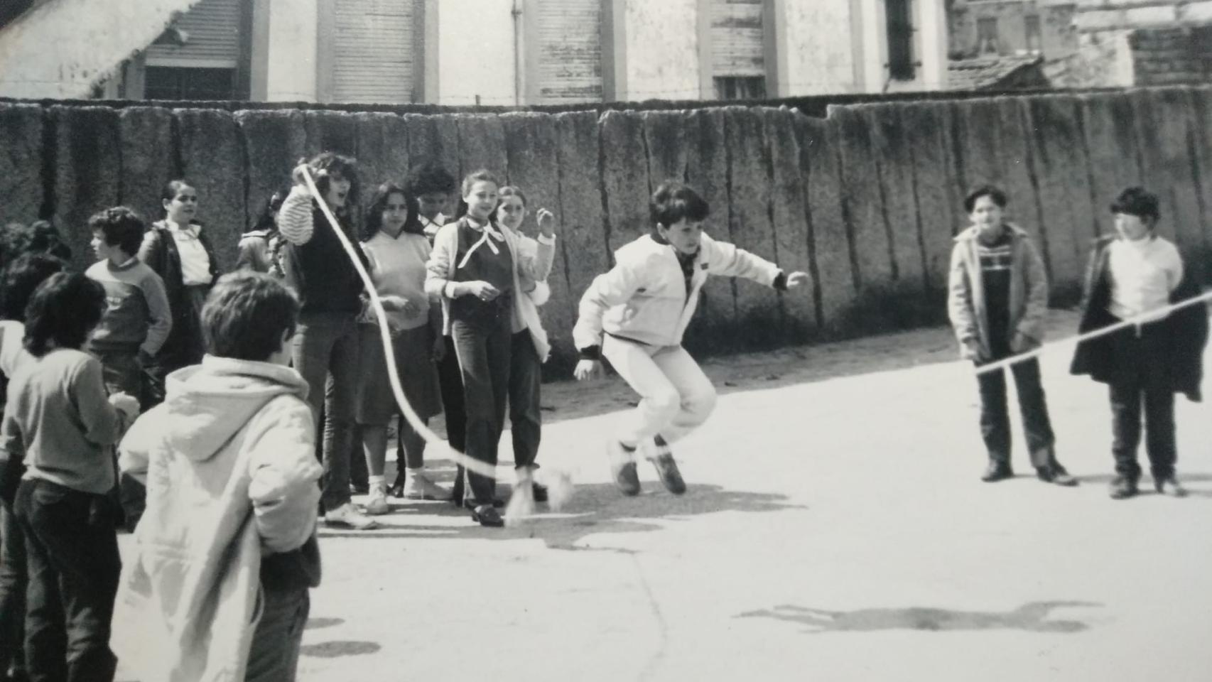 Niños jugando en el patio de O Pombal (Vigo).